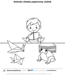 Dziecko składa papierowy statek — kolorowanka na Dzień Origami do wydruku